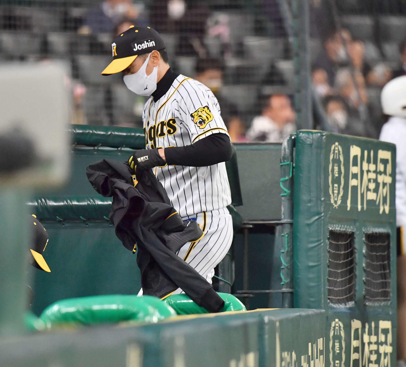 阪神対ヤクルト　選手交代を告げベンチに戻る矢野監督（撮影・上田博志）