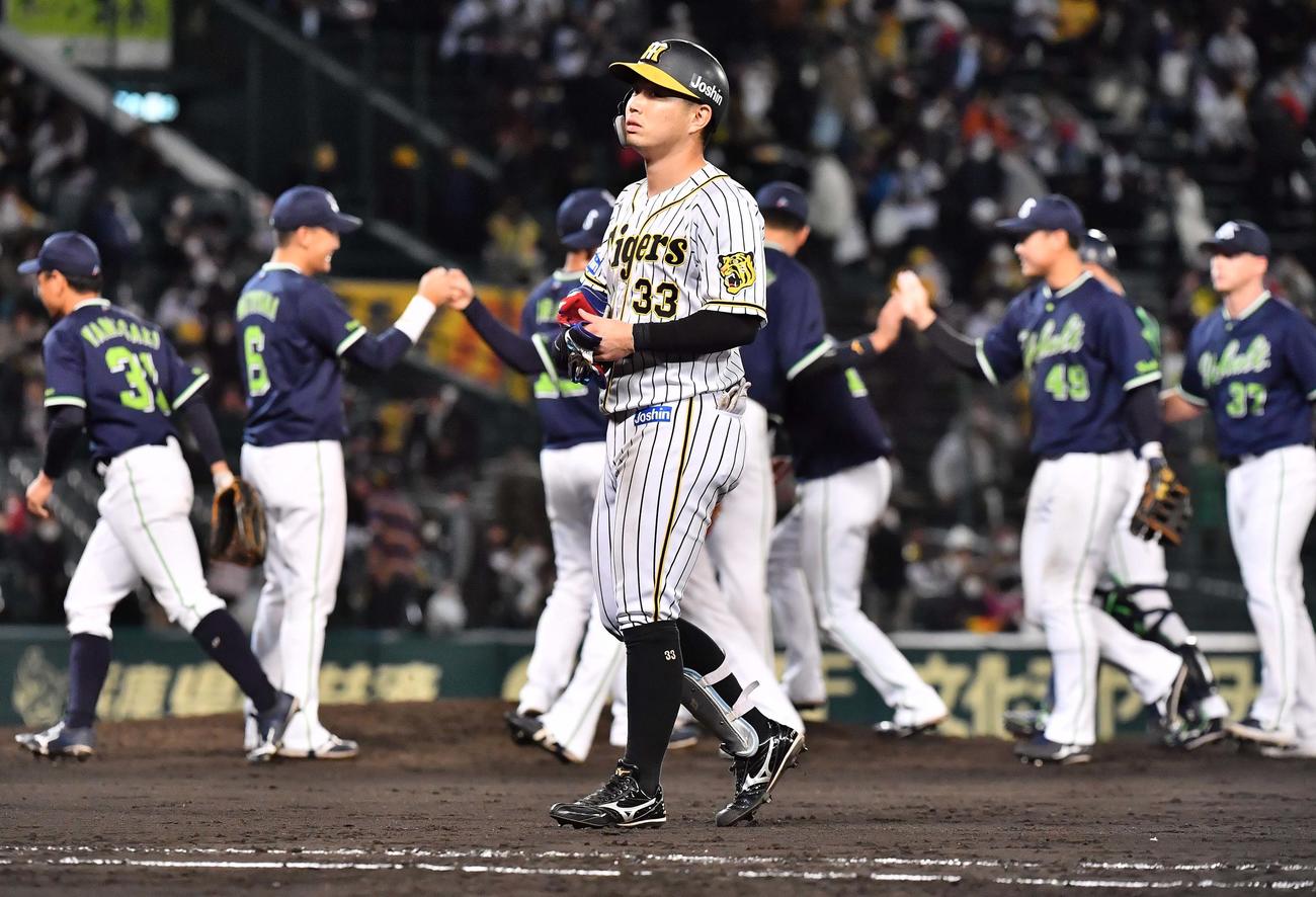 阪神対ヤクルト　9回裏阪神2死二塁、糸原（中央）が左飛に倒れ無得点引き分けとなった（撮影・上田博志）