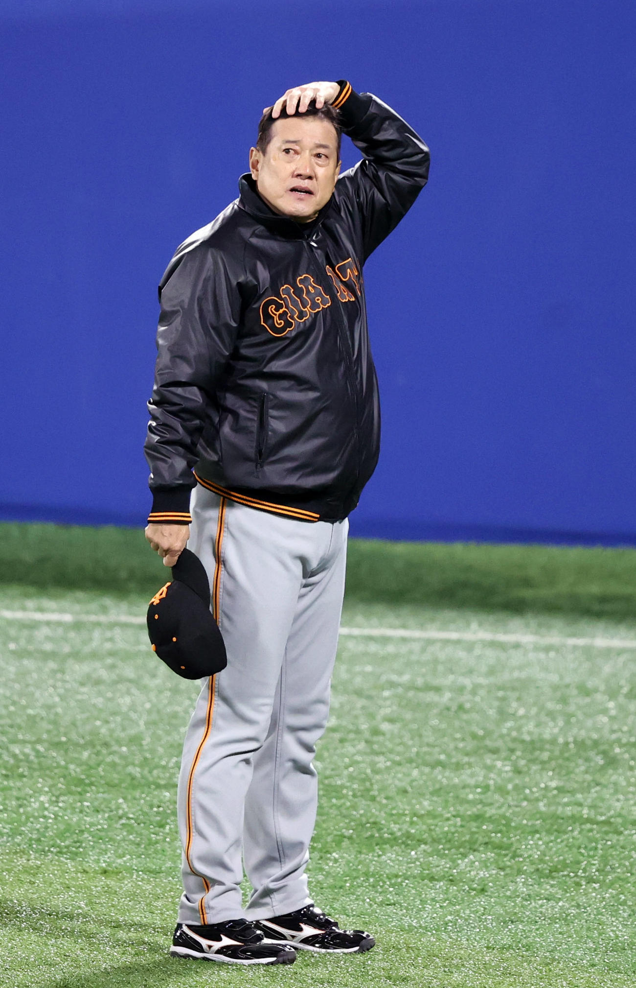 DeNA対巨人　試合後、横浜スタジアム最終戦でレフトスタンドのファンにあいさつする原監督（撮影・狩俣裕三）