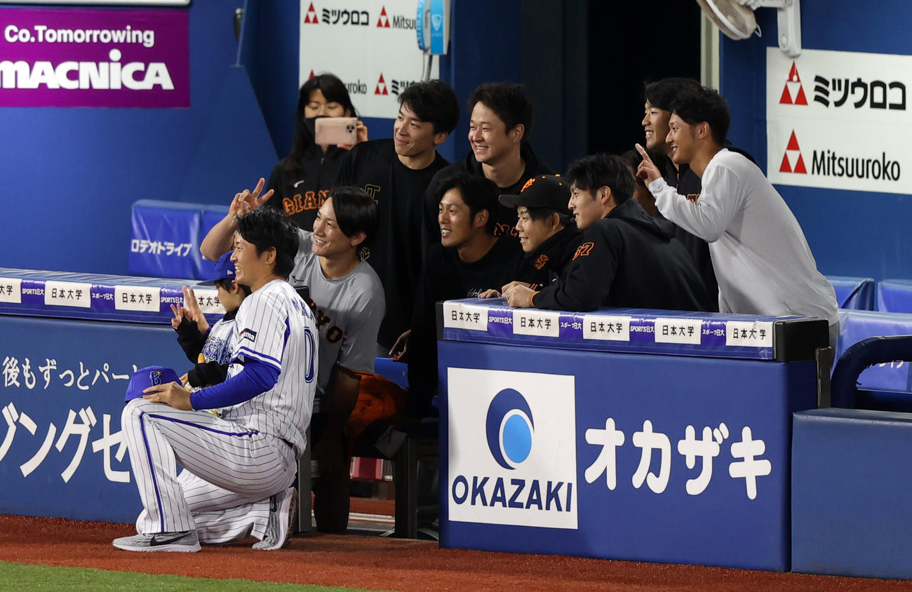DeNA対巨人　試合後、引退セレモニーで中井（左）と記念撮影する巨人の選手たち（撮影・狩俣裕三）