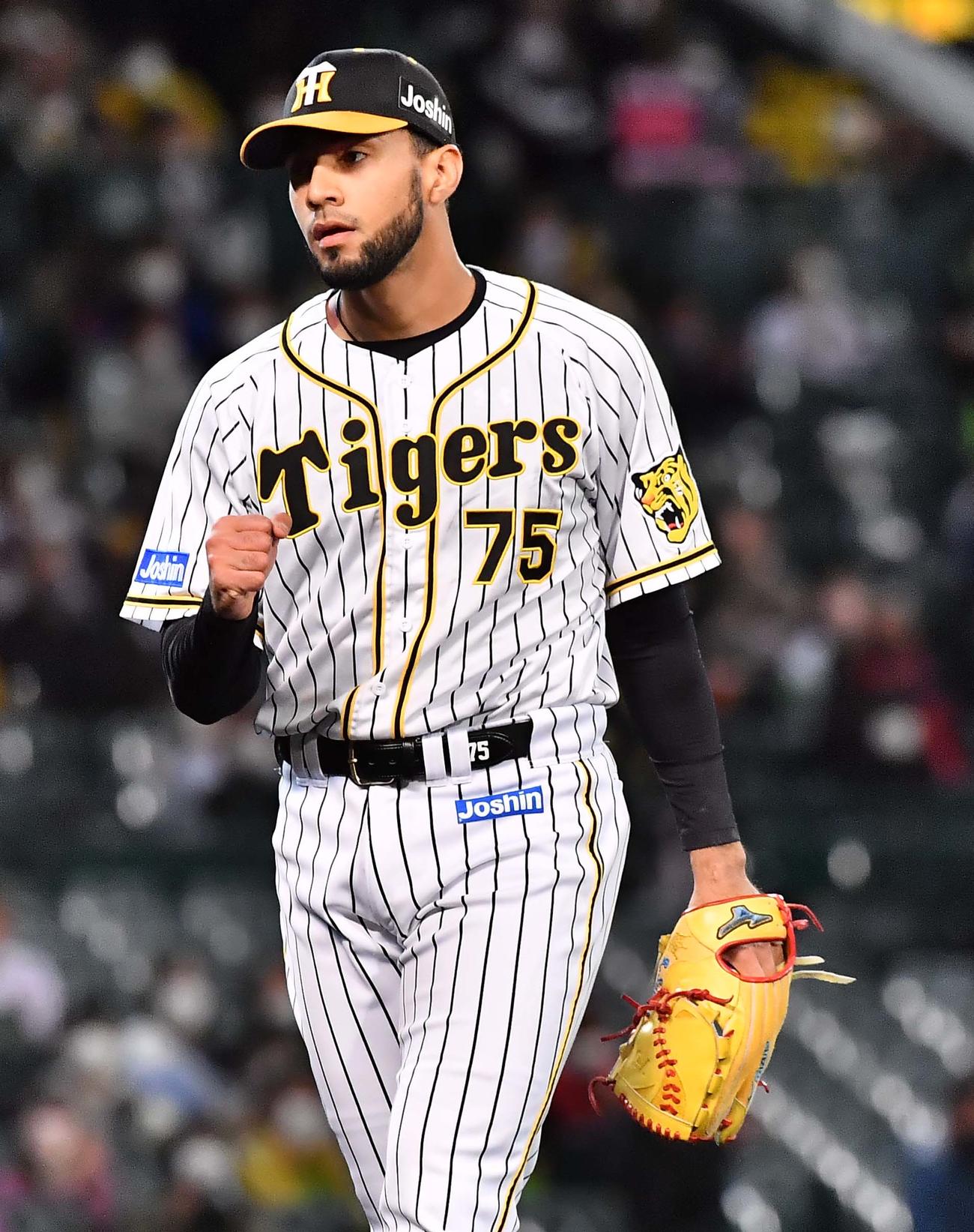 阪神対ヤクルト　9回を無失点に抑えガッツポーズするスアレス（撮影・上田博志）