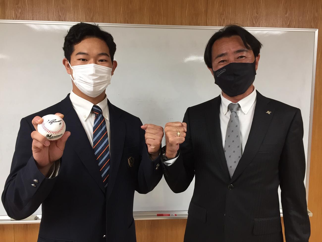 ロッテ育成3位の立花学園・永島田（左）と担当の中川スカウト（撮影・金子真仁）