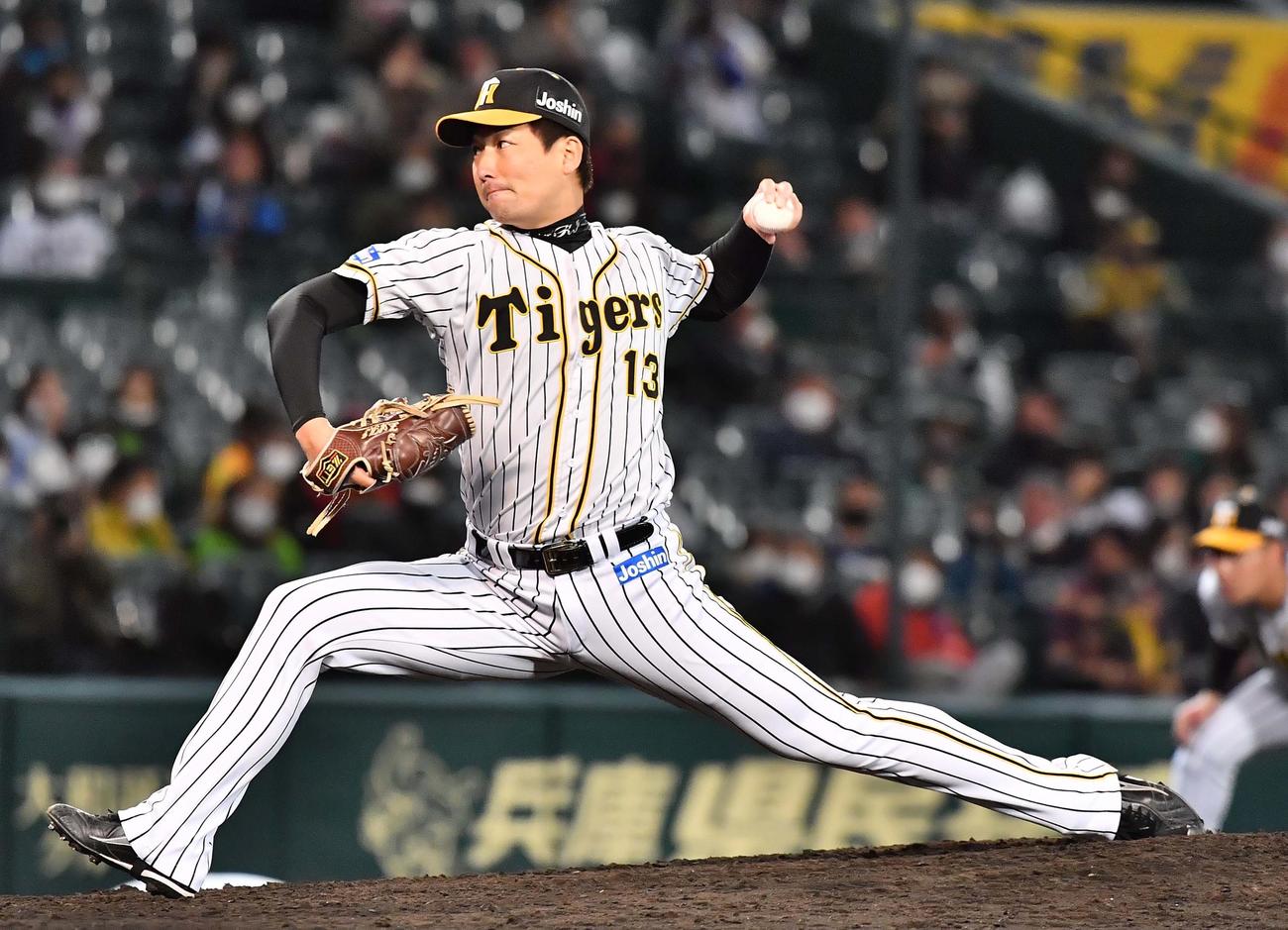 阪神対ヤクルト　阪神2番手の岩崎（撮影・上田博志）