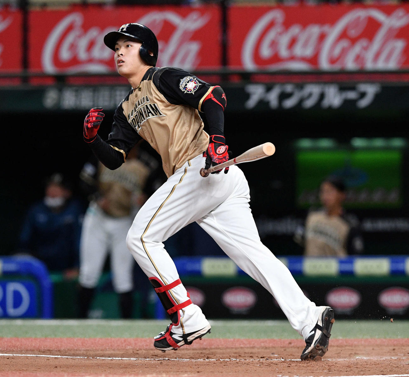 西武対日本ハム　5回表日本ハム2死一、二塁、立ち止まって打球を見つめた野村は3点本塁打を確信し走り出す（撮影・滝沢徹郎）