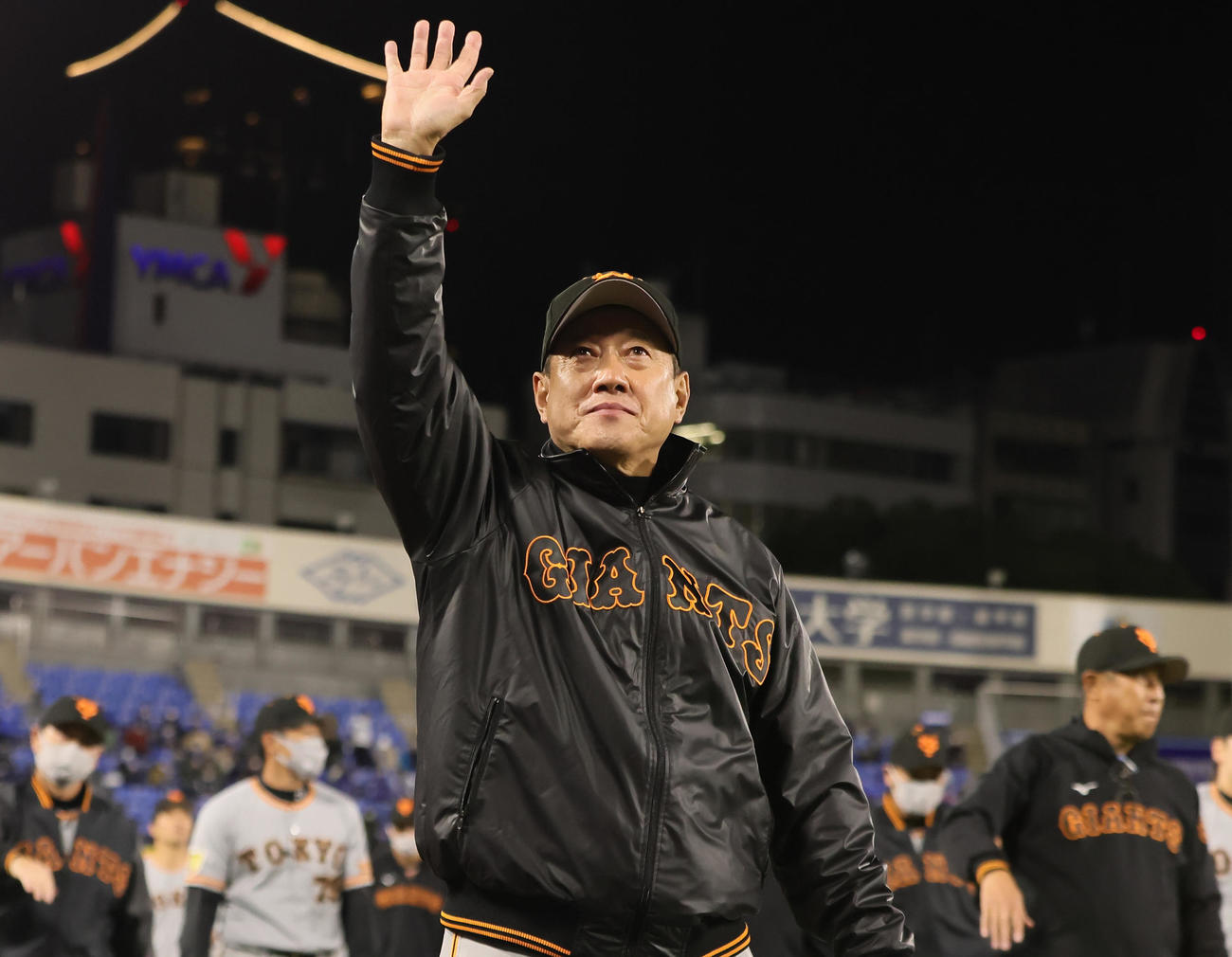 DeNA対巨人　連敗を止めスタンドに手を振って応える巨人原監督（撮影・足立雅史）