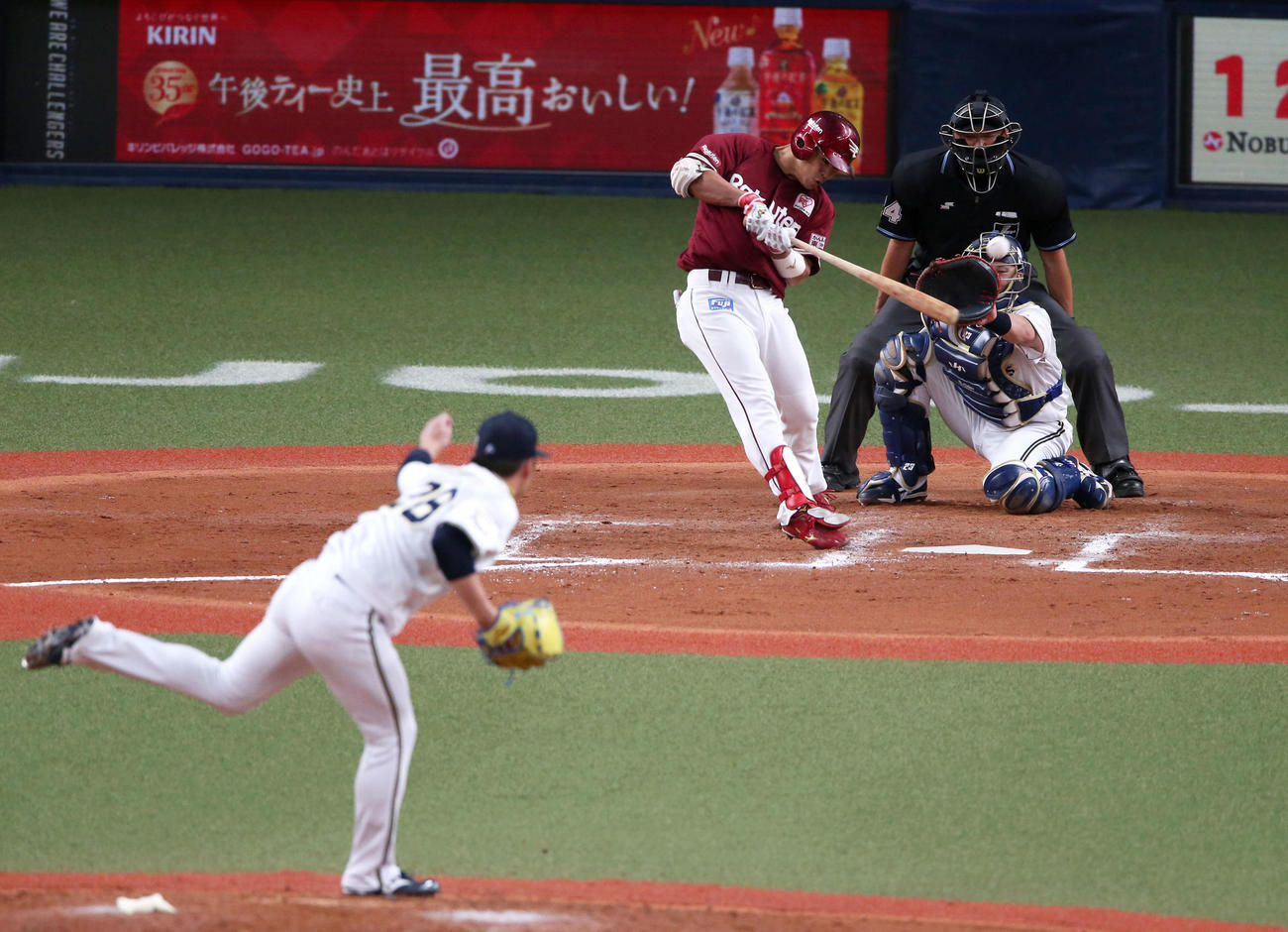 オリックス対楽天　7回表楽天2死二、三塁、山崎は左前2点適時打を放つ（撮影・上山淳一）