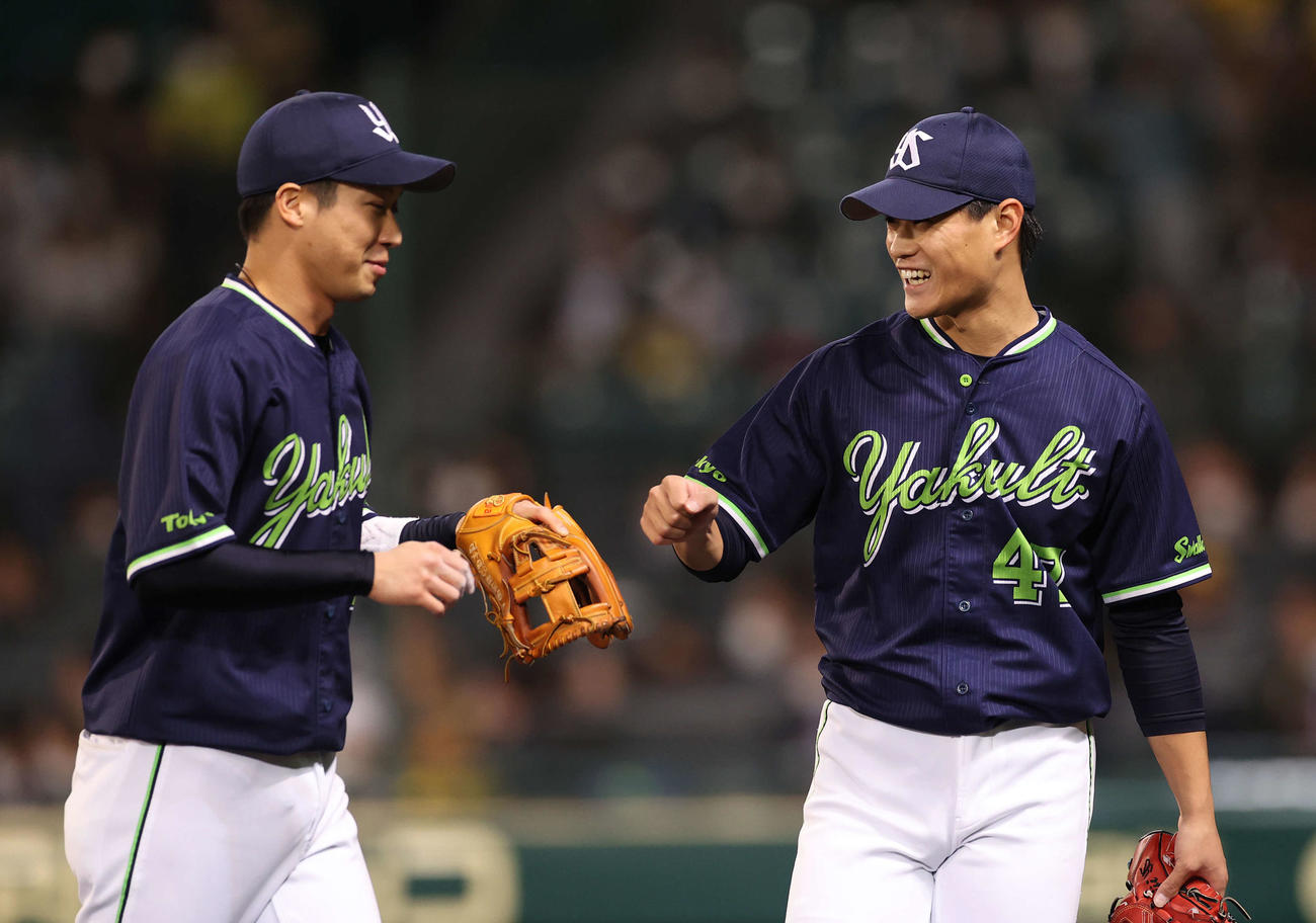 阪神対ヤクルト　5回裏を無失点に抑えた高橋（右）は笑顔で山田を迎える（撮影・河野匠）