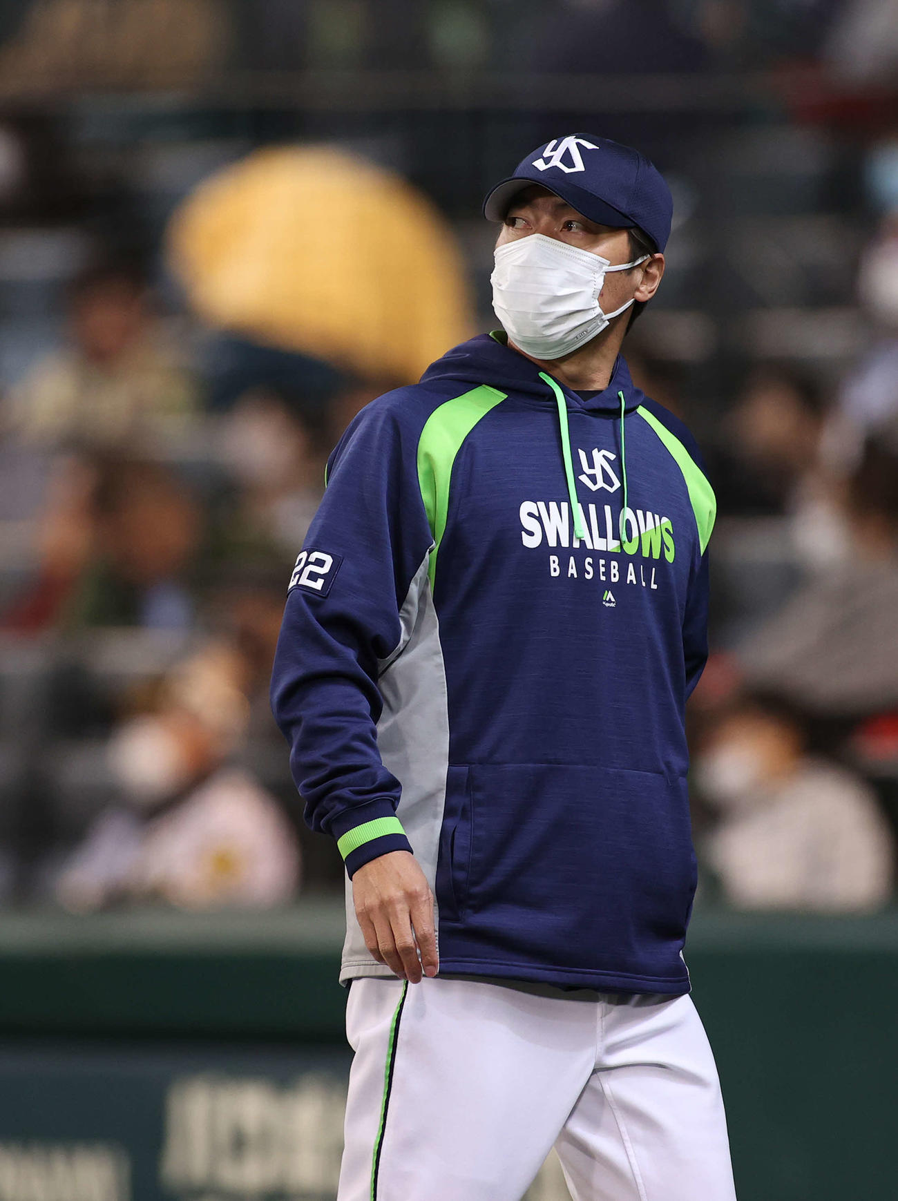 阪神対ヤクルト　8回裏を前に投手交代を告げ引き上げる高津監督（撮影・河野匠）