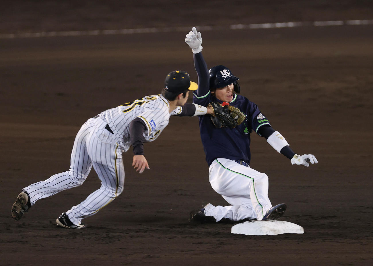 阪神対ヤクルト　7回表ヤクルト1死一塁、村上が見逃し三振に倒れ、さらに二盗を狙った山田（右）もアウトとなる（撮影・前田充）