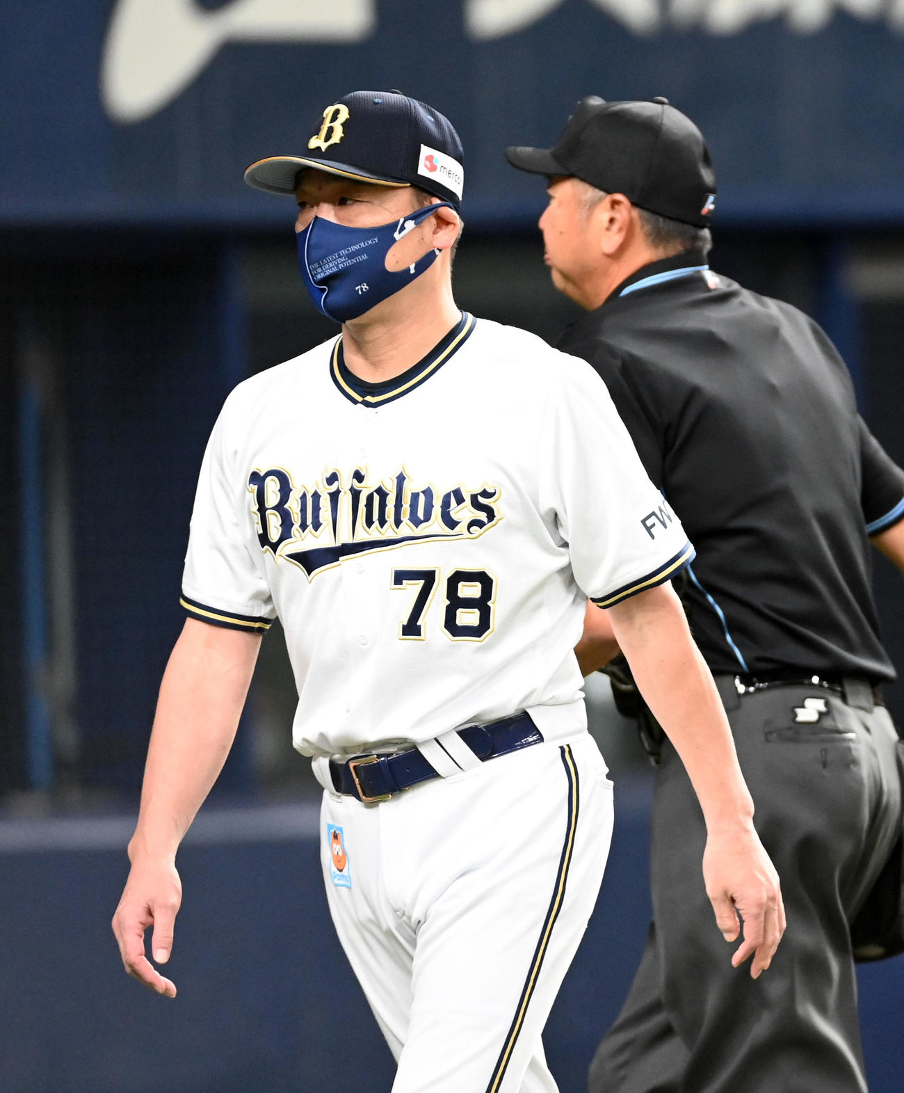 オリックス対楽天　6回表楽天2死満塁、山崎福の交代を告げた中嶋監督（撮影・前岡正明）