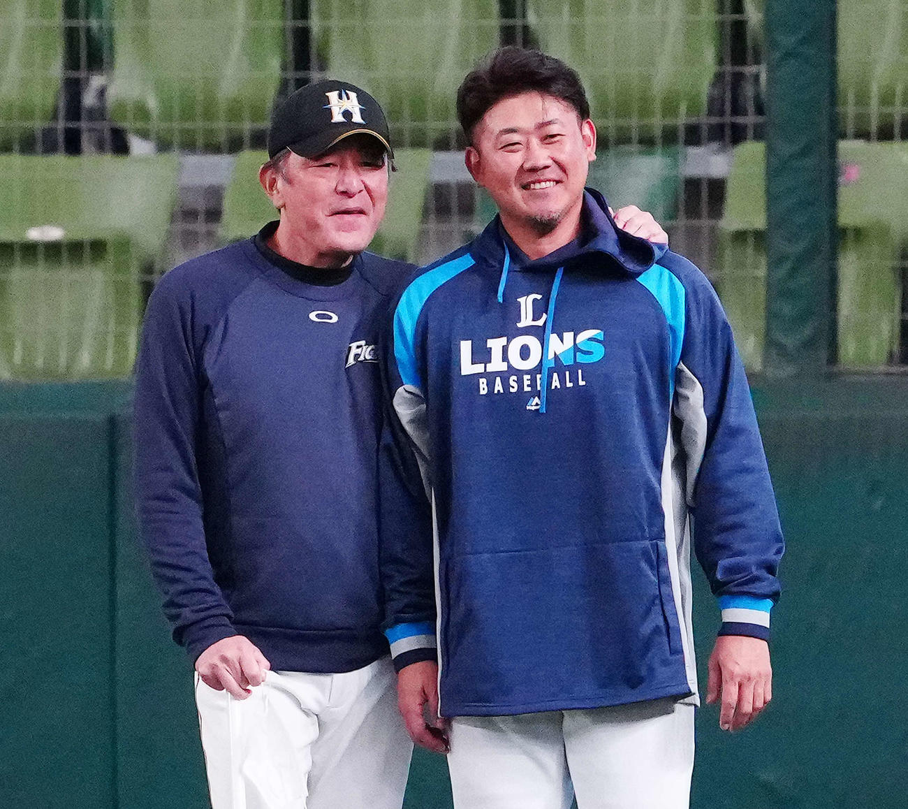 西武対日本ハム　試合前、写真に納まる日本ハム荒木投手コーチ（左）と西武松坂（撮影・江口和貴）
