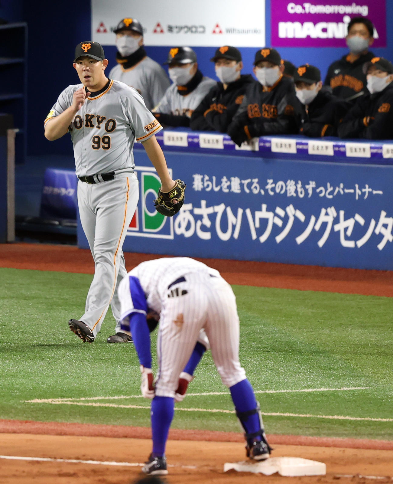 DeNA対巨人　4回裏DeNA1死、森（手前）に三塁打を打たれる山口（撮影・狩俣裕三）