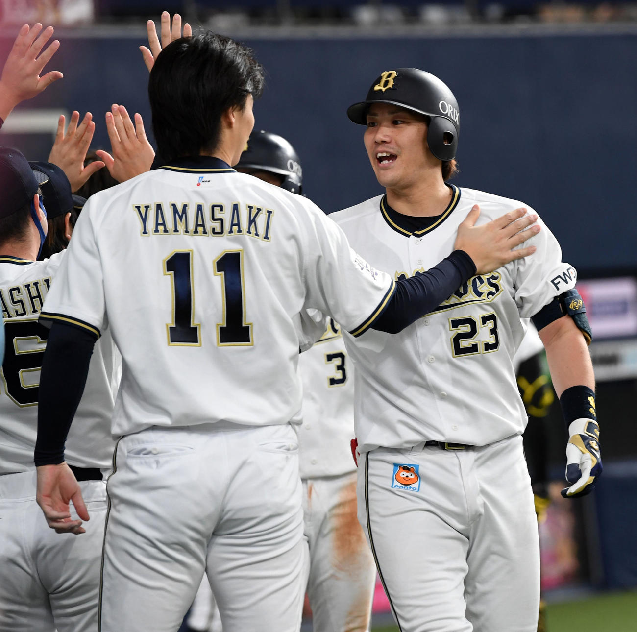 オリックス対楽天　5回裏オリックス2死一塁、伏見（右）は逆転の左越え2点本塁打を放ち山崎福の祝福を受ける（撮影・前岡正明）