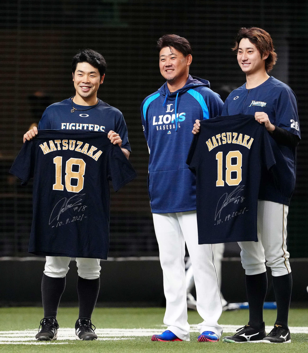 西武対日本ハム　試合前、西武松坂（中央）と写真に納まる日本ハム近藤（左）と同浅間（撮影・江口和貴）