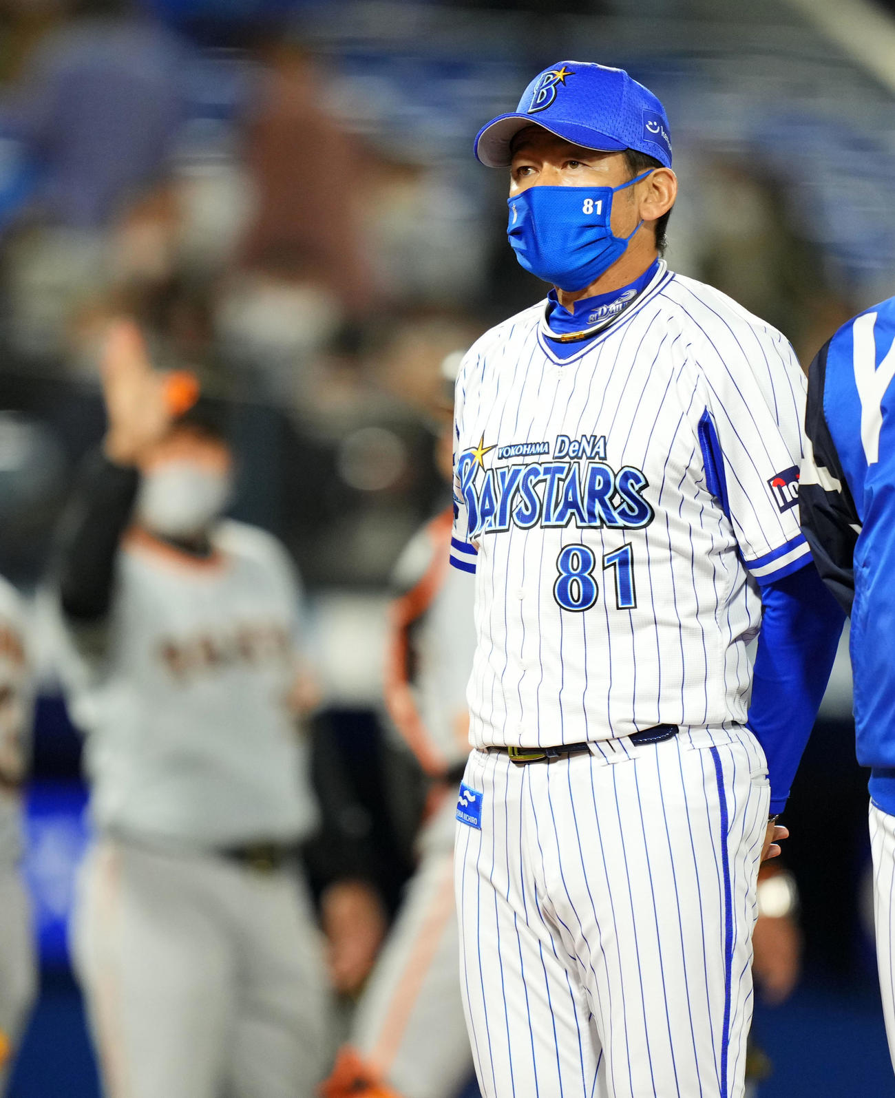 DeNA対巨人　巨人に敗れあいさつするDeNA三浦監督（撮影・横山健太）