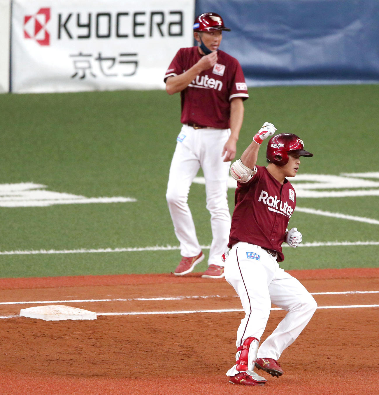 オリックス対楽天　7回表楽天2死二、三塁、山崎剛（手前）は左前2点適時打を放ちガッツポーズ（撮影・上山淳一）