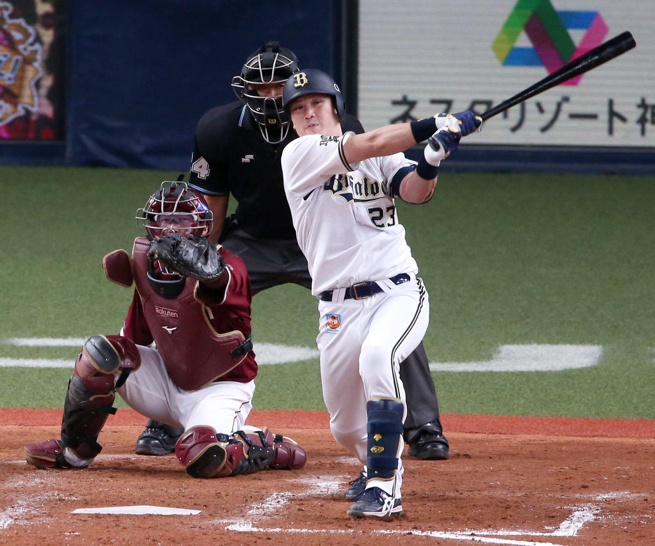 オリックス対楽天　5回裏オリックス2死一塁、伏見は左越え2点本塁打を放つ（2021年10月20日撮影）