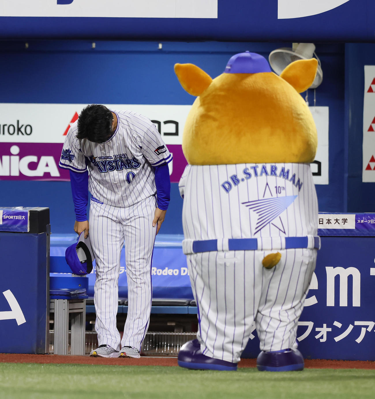 DeNA対巨人　引退セレモニーを終え、グラウンドに一礼するDeNA中井（撮影・足立雅史）
