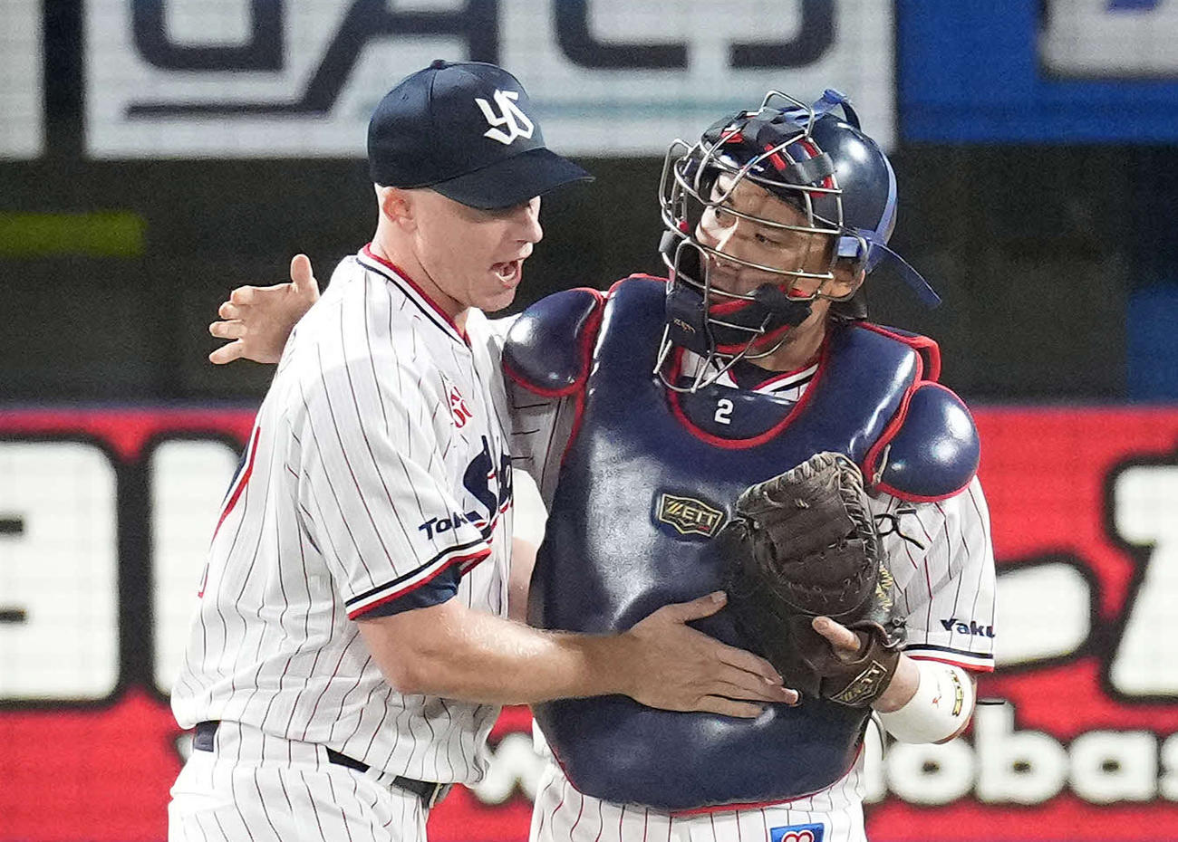 阪神に勝利し喜ぶヤクルト中村（右）とマクガフ（2021年10月10日撮影）