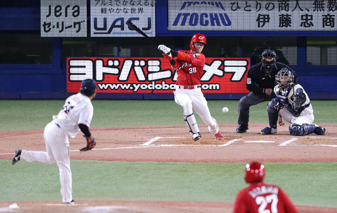 ヤクルト対広島　7回表広島無死一、二塁、中前打を放つ宇草。投手田口（撮影・河野匠）