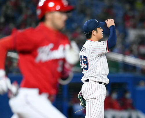 ヤクルト対広島　4回表広島2死三塁、菊池涼介に適時打を許す小川泰弘。3－1とされる（撮影・たえ見朱実）