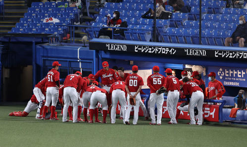ヤクルト対広島　試合前、円陣を組む広島ナイン（撮影・河野匠）