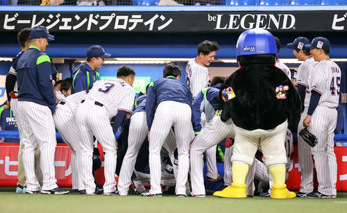 ヤクルト対広島　円陣を組むヤクルトナイン（撮影・浅見桂子）