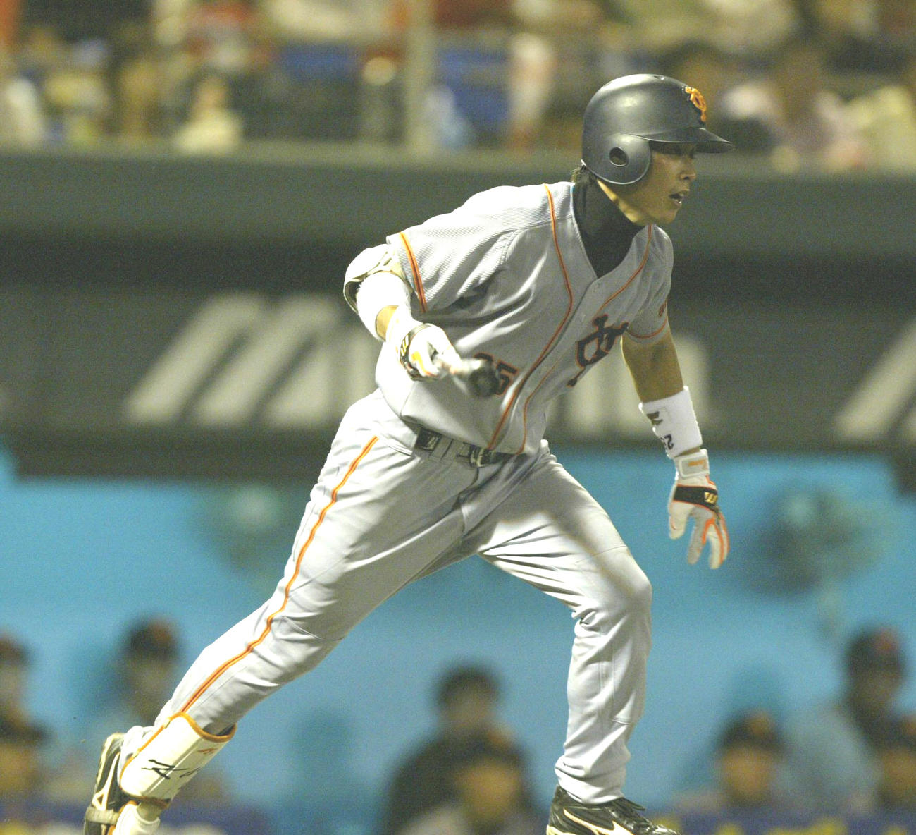05年7月9日、広島対巨人　6回表巨人2死、右前安打を放つ亀井義行