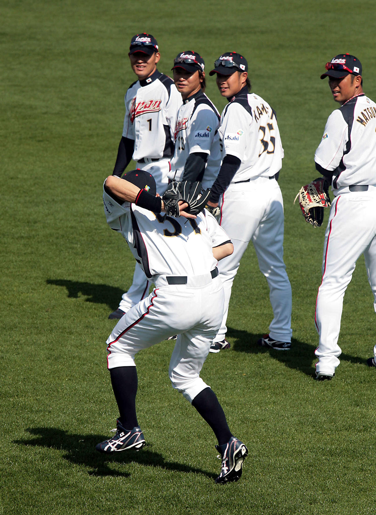 09年2月16日、WBC日本代表候補合宿　外野ノックで亀井義行らが見守る中背面キャッチを成功させるイチロー