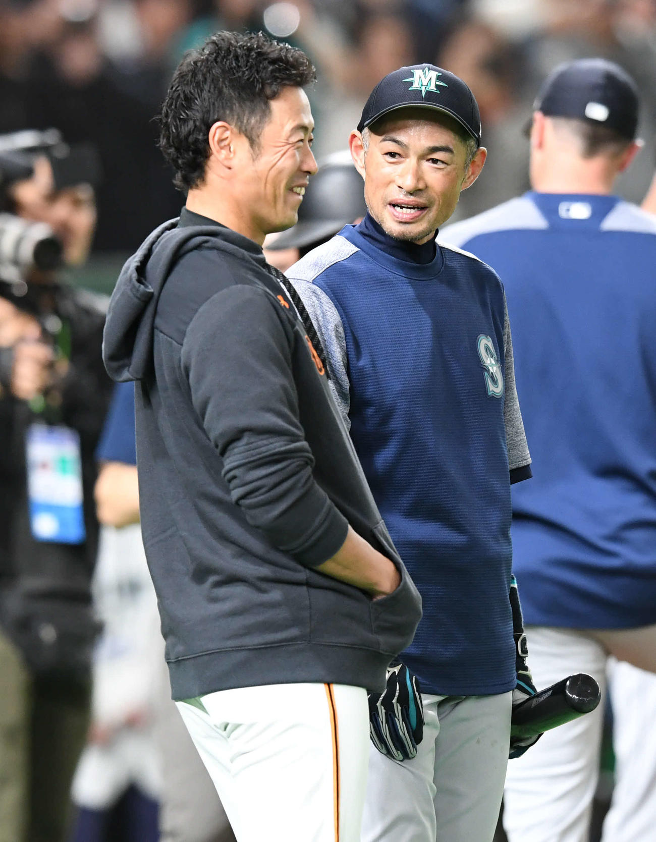 19年3月17日、巨人対マリナーズ　試合前練習中にマリナーズ・イチロー（右）と談笑する亀井