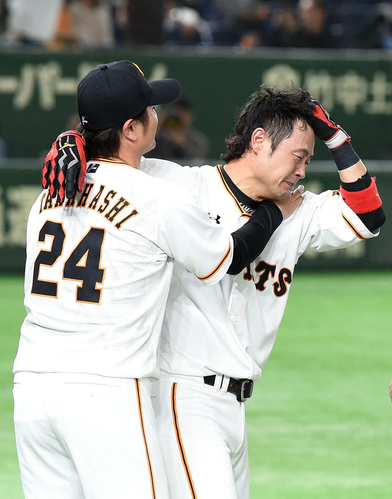 17年6月18日、巨人対ロッテ　12回裏巨人1死一、二塁、サヨナラとなる右越え3点本塁打を放ち泣き崩れる亀井（右）を抱きしめる高橋監督