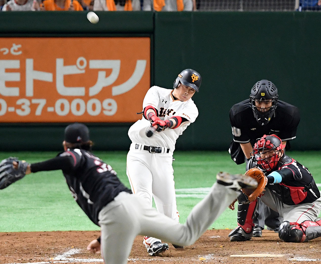 17年6月18日、巨人対ロッテ　12回裏巨人1死一、二塁、右越えにサヨナラ3点本塁打を放つ亀井