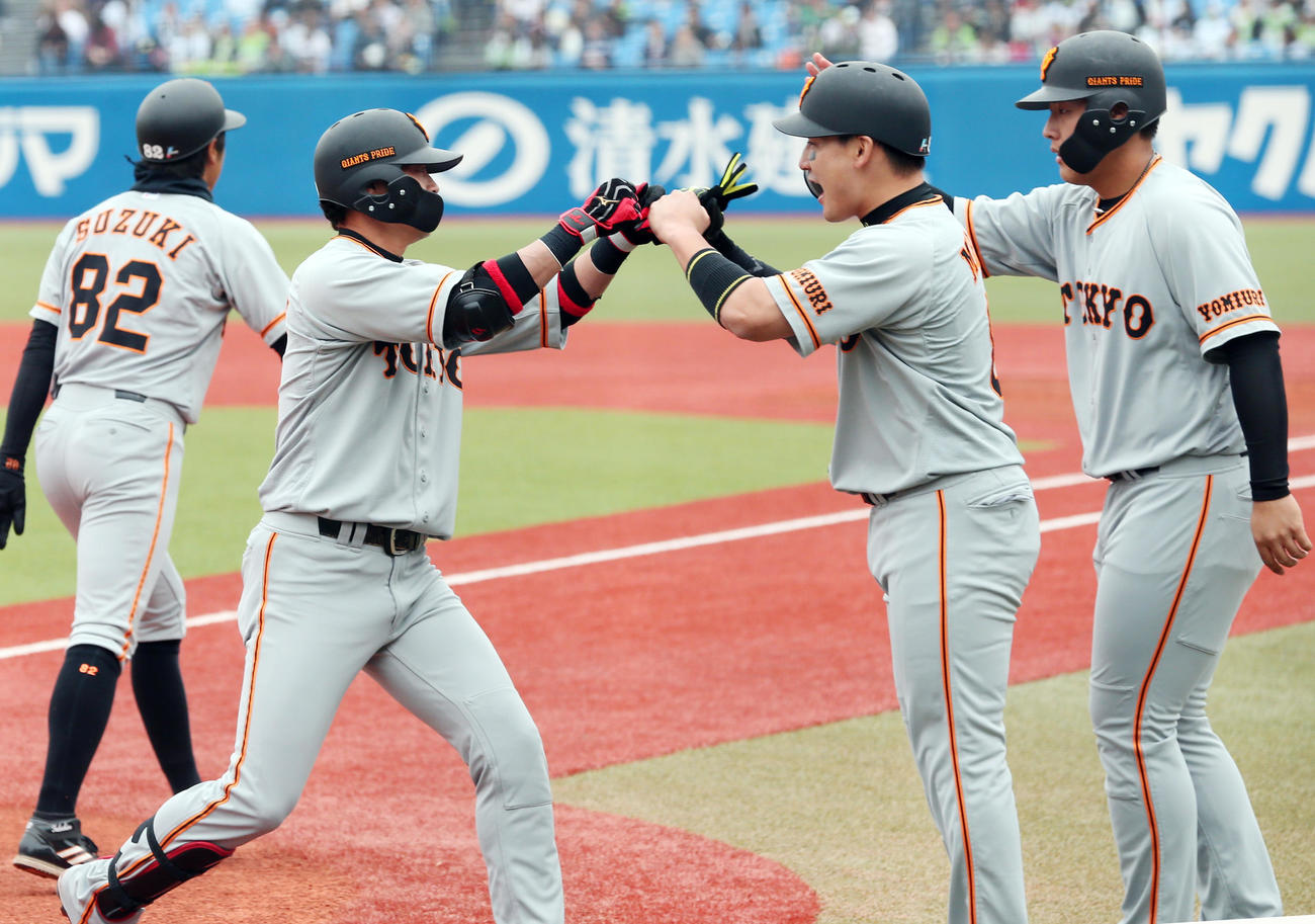 19年3月16日、ヤクルト対巨人　1回表巨人無死満塁、亀井（左から2人目）は満塁本塁打を放ち、丸（右から2人目）とグータッチ