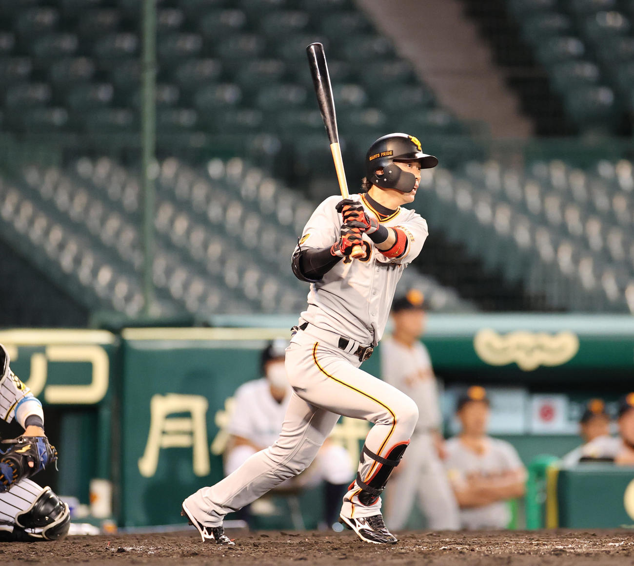20年7月9日、阪神対巨人　9回表巨人2死一、三塁、右前適時打を放ち通算1000安打を達成する亀井