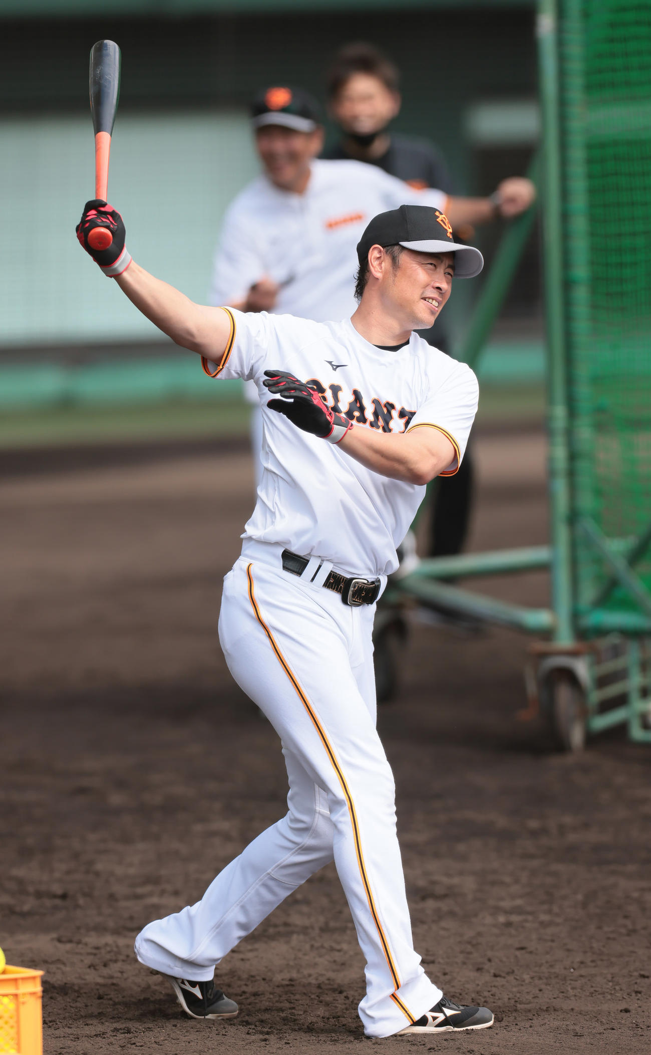 21年2月、巨人那覇春季キャンプ　笑顔でロングティー打撃を行う巨人亀井