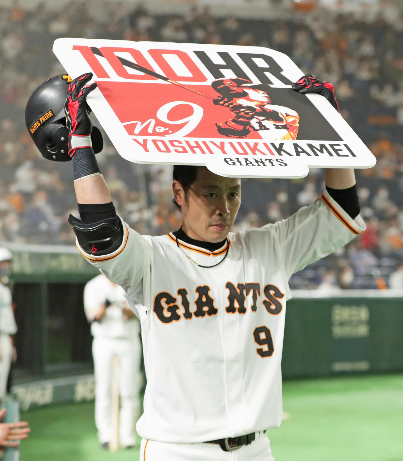 6月5日、巨人対日本ハム　9回裏巨人無死、通算100号本塁打を放ちボードを掲げる亀井