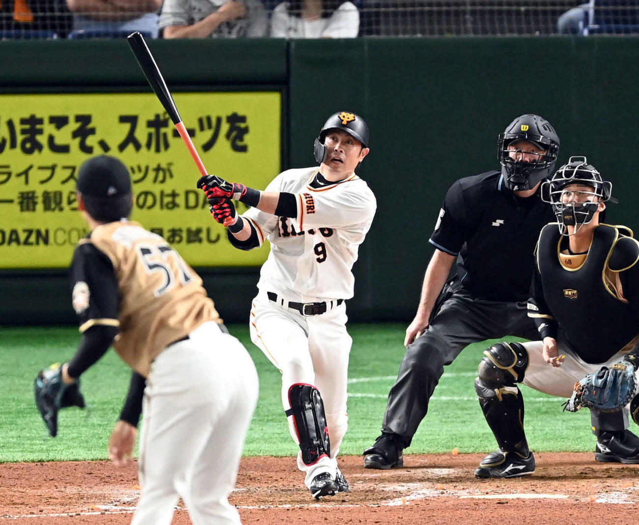 6月5日、巨人対日本ハム　9回裏巨人無死、プロ100号本塁打を放ち打球の行方を見る亀井