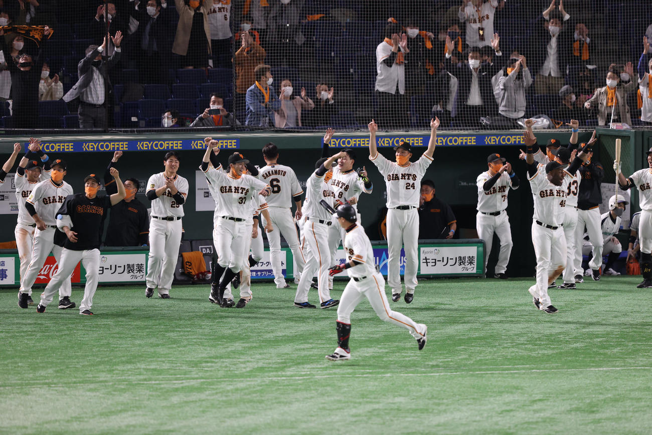 3月26日、巨人対DeNA 9回裏巨人無死、亀井（手前）がサヨナラ本塁打を放ち、ベンチを飛び出し喜ぶ巨人の選手たち