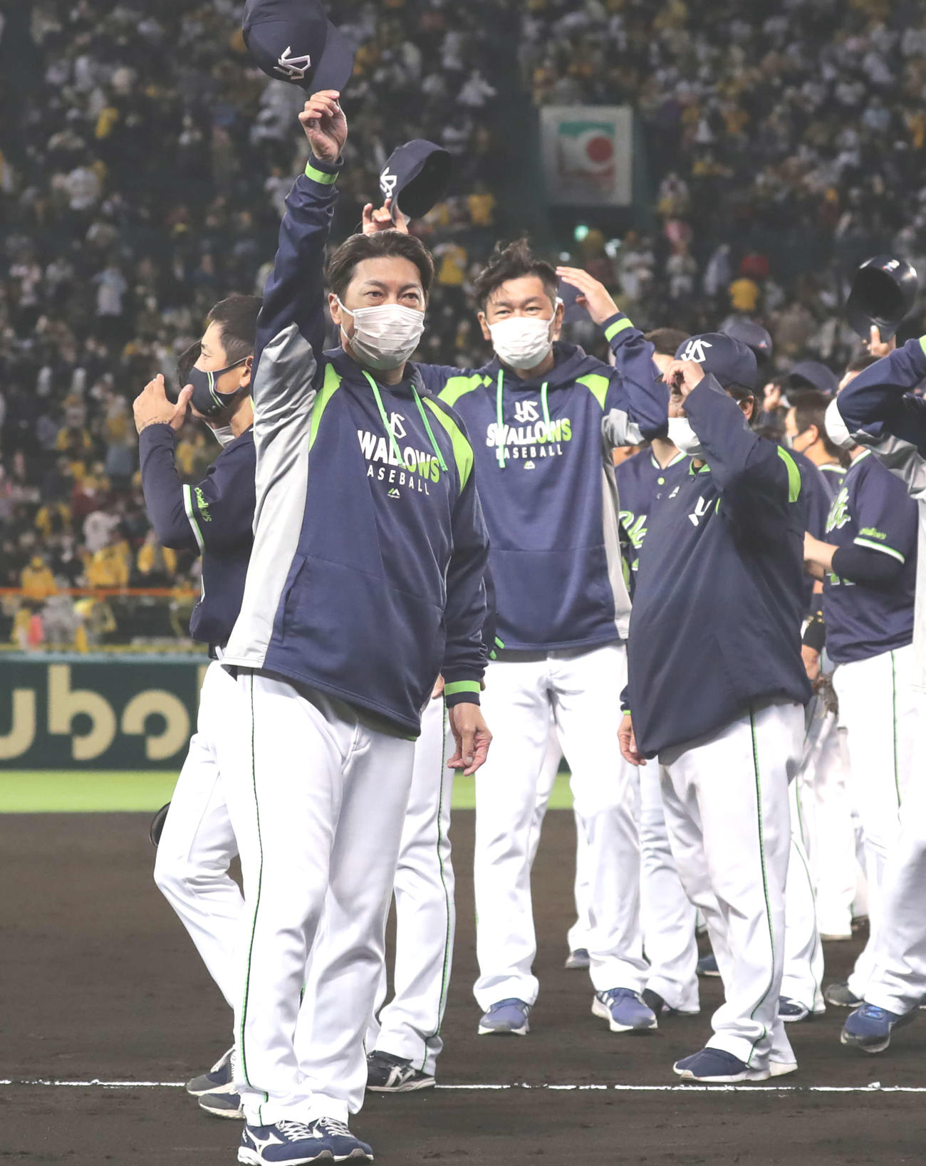 阪神対ヤクルト　甲子園でのヤクルトの今季最終戦を終え、客席にあいさつする高津監督（手前）ら（撮影・河野匠）
