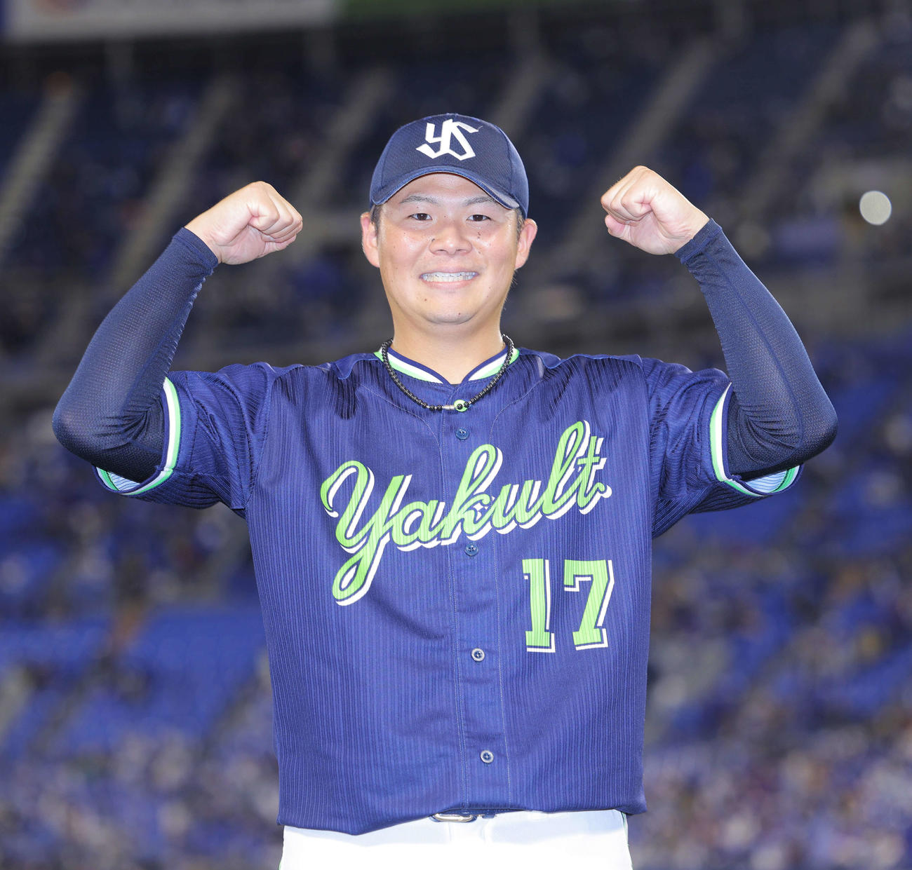 DeNA対ヤクルト　DeNAに勝利し、48ホールドの日本新記録を達成し、ガッツポーズで写真に納まるヤクルト清水（撮影・河田真司）