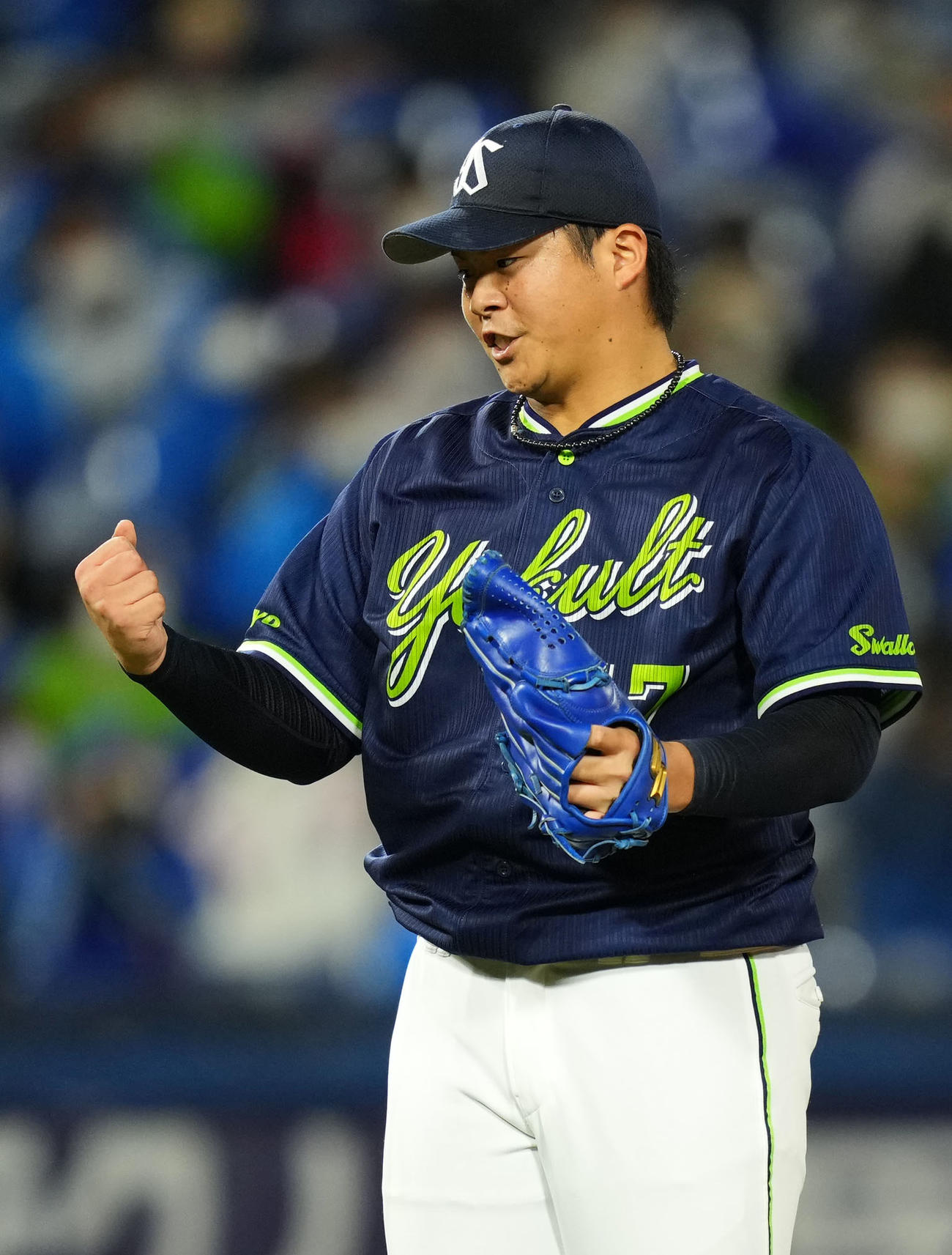 DeNA対ヤクルト　8回裏を無失点に抑えガッツポーズをするヤクルト清水（撮影・横山健太）