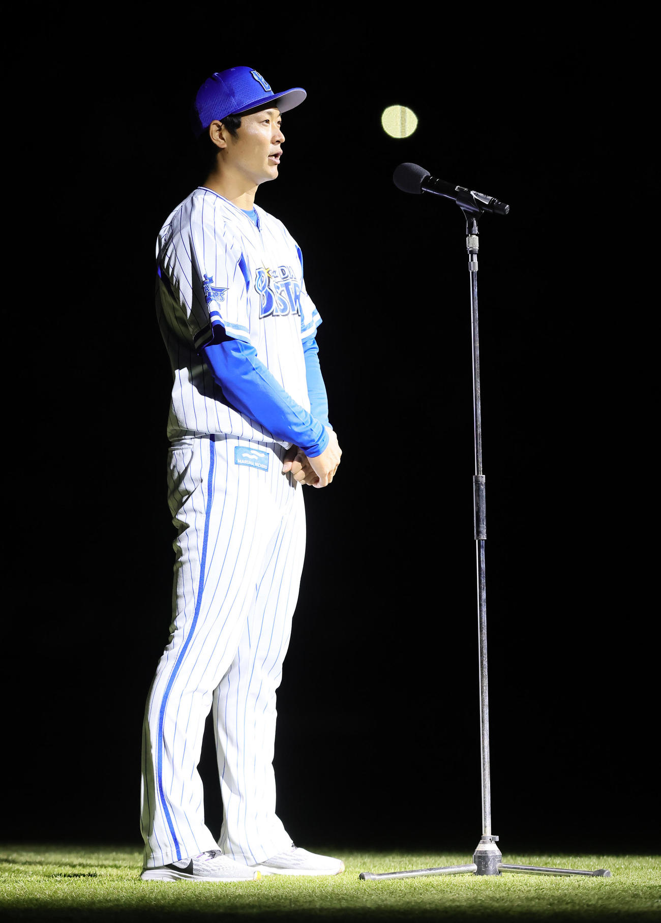 DeNA対巨人　引退セレモニーであいさつするDeNA中井（撮影・足立雅史）
