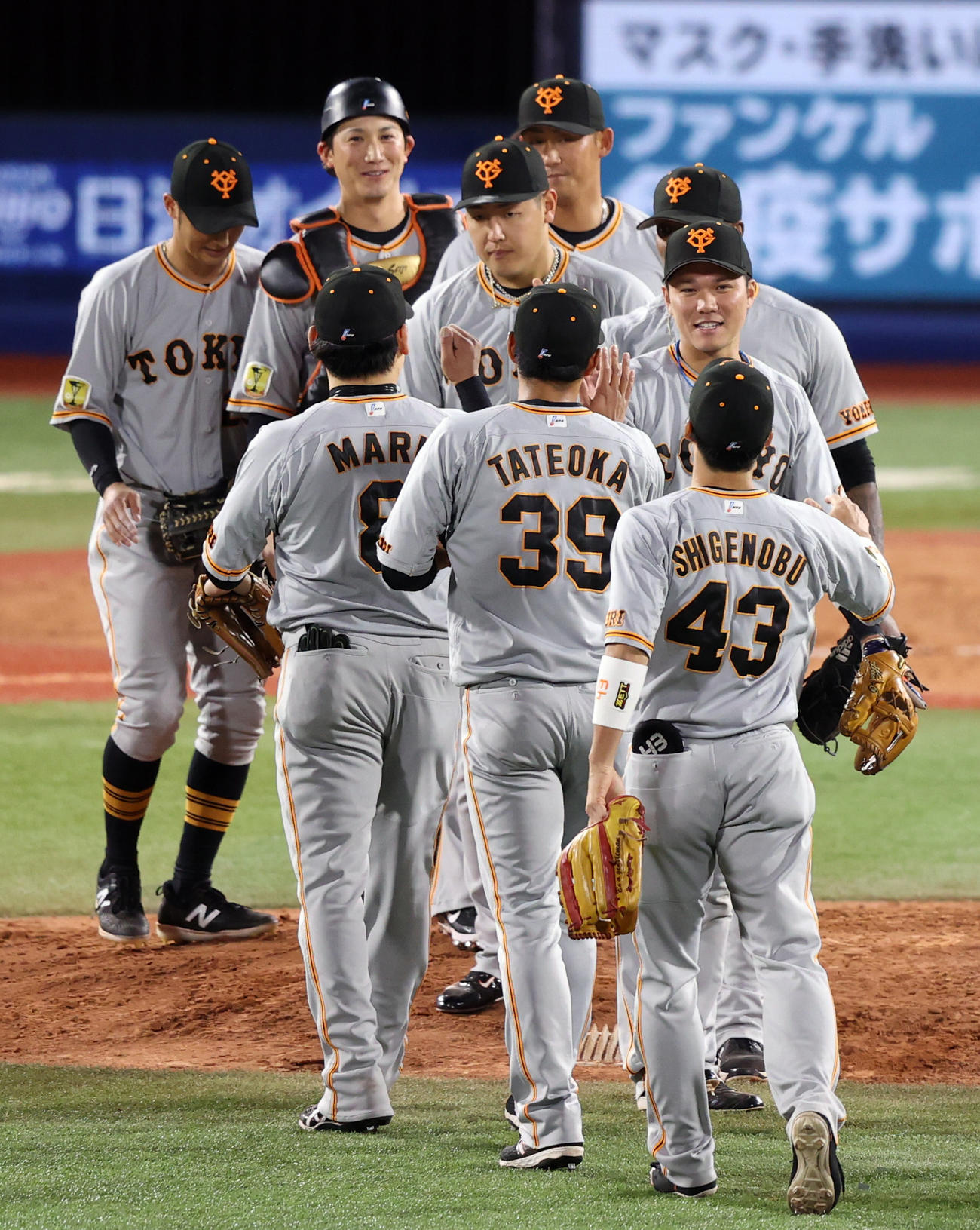 DeNA対巨人　試合後、勝利の喜びを分かち合う坂本（後方右）ら巨人ナイン（撮影・狩俣裕三）