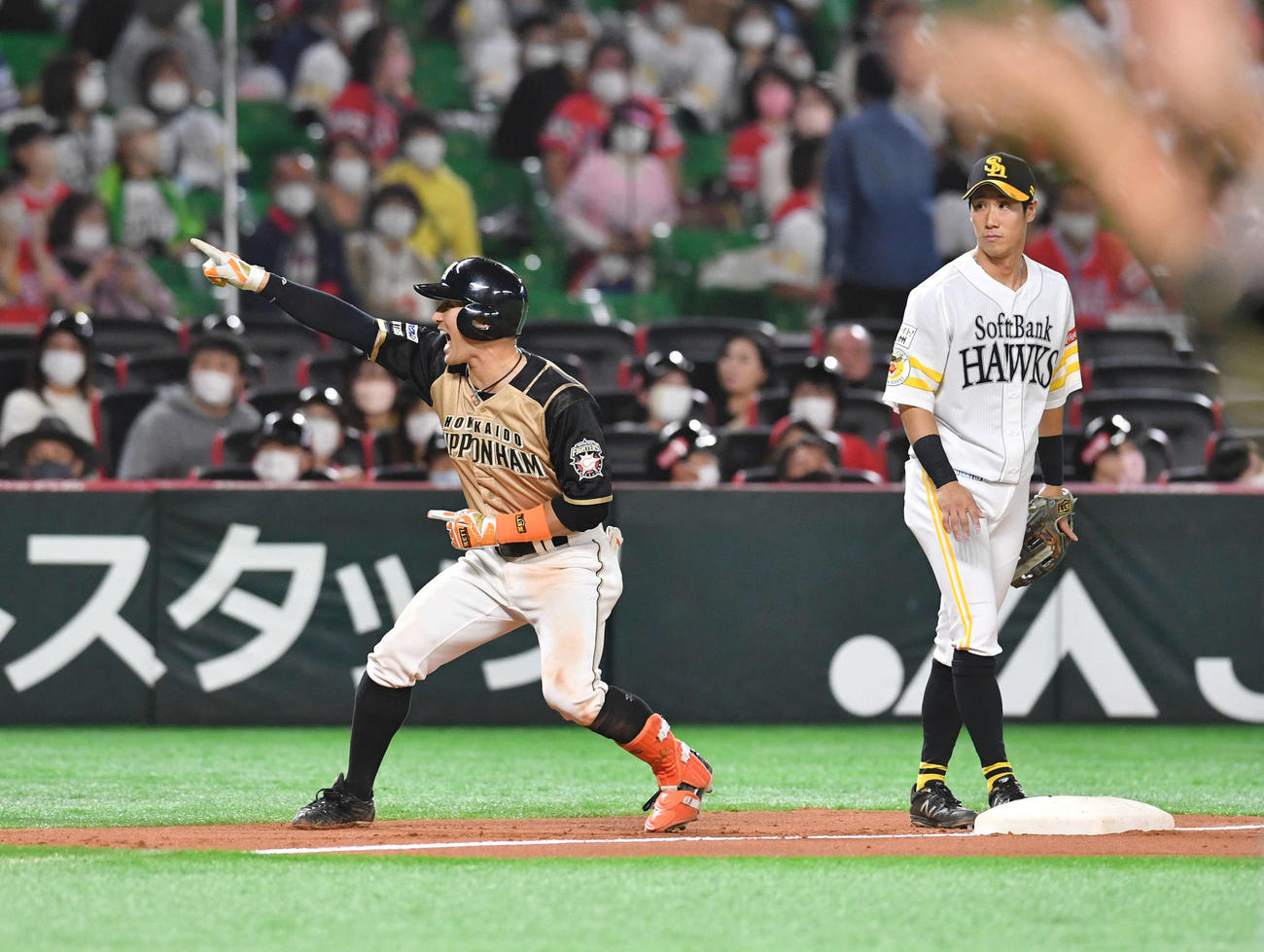 ソフトバンク対日本ハム　9回表日本ハム2死一、二塁、同点の左越え2点適時二塁打を放ち悪送球の間に三塁へ進み、ベンチに向かって雄たけびをあげる杉谷（撮影・岩下翔太）