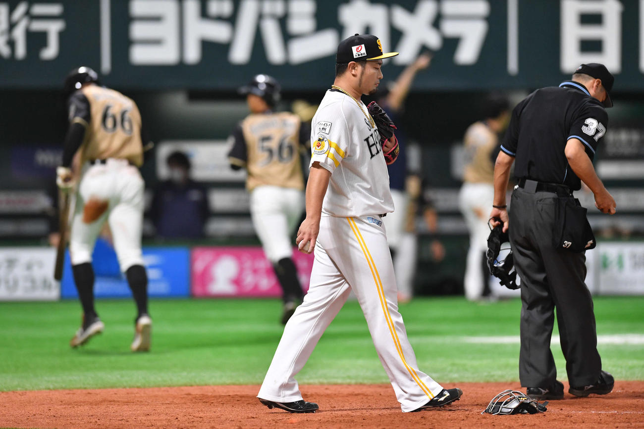 ソフトバンク対日本ハム　9回表日本ハム2死一、二塁、杉谷に同点の左越え2点適時二塁打を打たれ、肩を落とす森（撮影・岩下翔太）