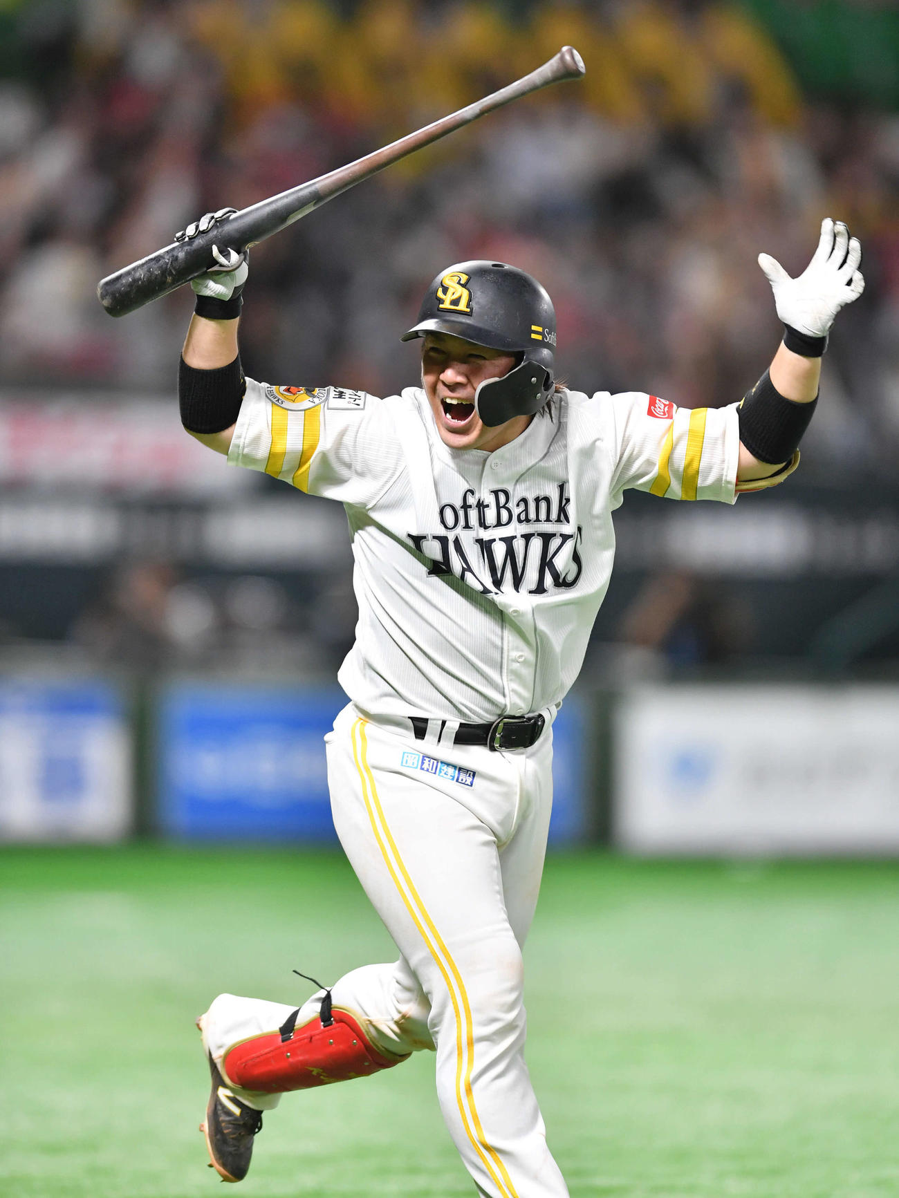 ソフトバンク対日本ハム　7回裏ソフトバンク2死三塁、先制の左越え2点本塁打を放ち、ベンチを見ながら歓喜して駆けだす甲斐（撮影・岩下翔太）