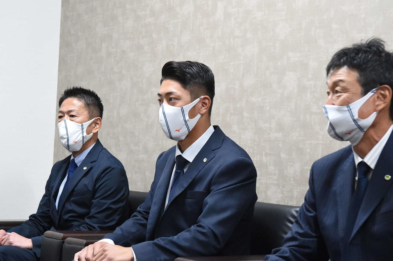 ドラフト指名あいさつに応じる日立製作所・豊田寛外野手（中央）と和久井勇人監督（手前）、水出浩司部長（奥）