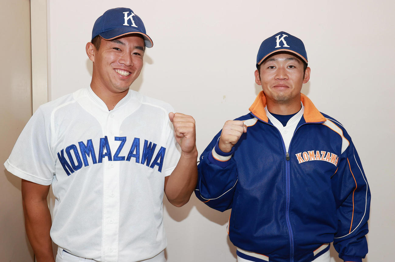 駒大対日大　先制本塁打の駒大・鵜飼（左）と勝利投手の福山は、笑顔でガッツポーズ（撮影・野上伸悟）