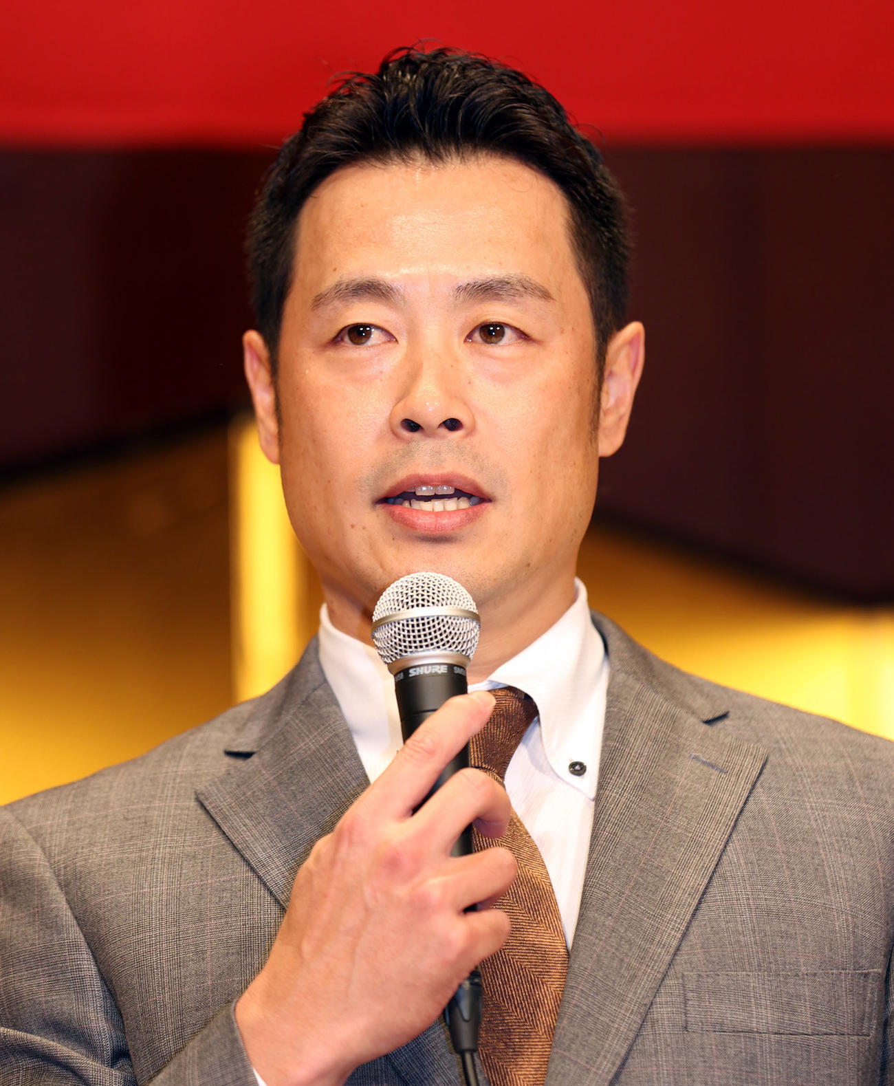 引退会見を行う亀井（撮影・狩俣裕三）