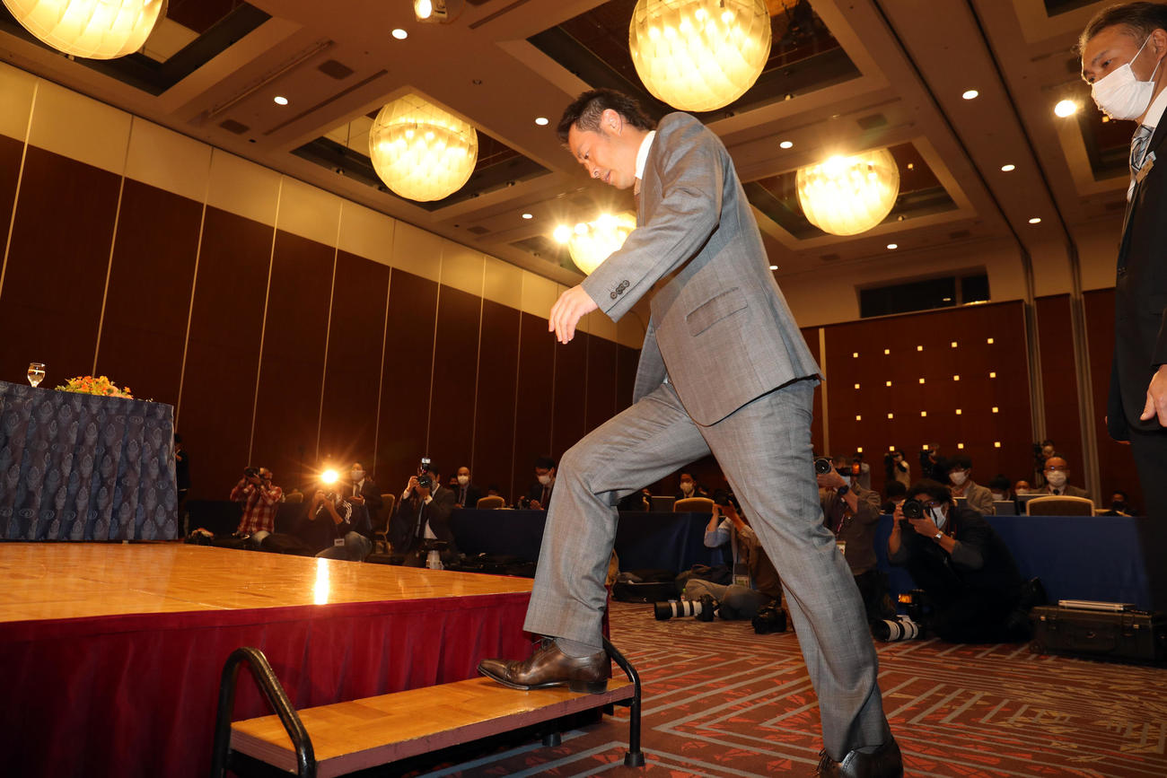 引退会見に登壇する亀井（撮影・狩俣裕三）